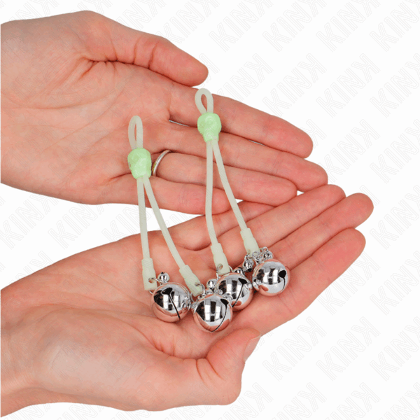 KINK - PINZAS PARA PEZONES LUMINOSAS FORMA CALABERA CON CASCABEL SONORO AJUSTABLE VERDE / PLATEADO - Imagen 3