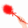 KINK - MASAJEADOR DE CUERDA DE NAILON CON PLUMAS PARA COSQUILLAS Y LAZO ROJO 25 CM - Imagen 2